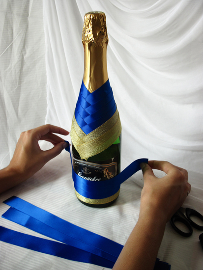 Как украсить свадебную бутылку шампанского
