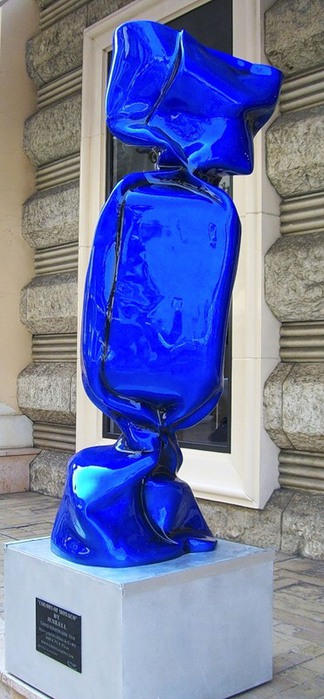 Памятник конфете в Монако 5 (324x700, 76Kb)