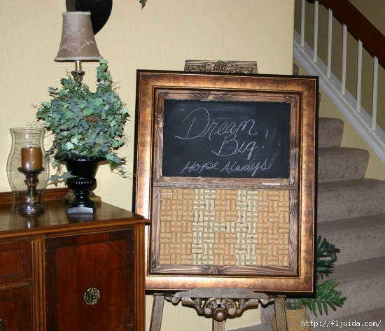 wine-cork-projects-wine-cork-bulletin-board-and-chalkboard-combo-from-one-more-time (550x473, 233Kb)