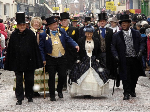 4163023_RochesterDickensChristmasMarketpeoplewalkingincostumeVK (640x480, 88Kb)