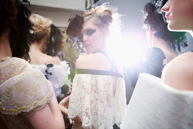 chanel-spring-summer-2013-haute-couture-backstage-photos-08 (673x449, 213Kb)