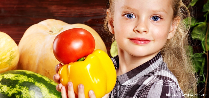 girl-with-vegetable-on-kitchen (700x329, 178Kb)