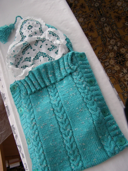 Зимний вариант вязаного спицами конверта для новорожденного