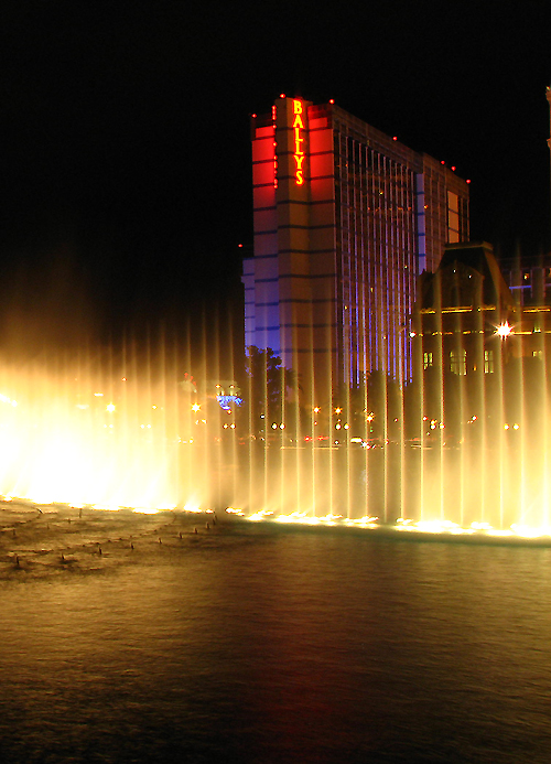 Fountains-in-front-of-Bellagio-8194 (500x693, 293Kb)