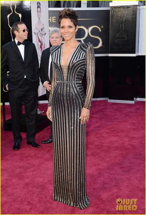 halle-berry-oscars-2013-red-carpet-01 (475x700, 110Kb)