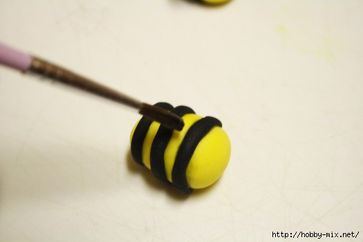 How-to-Make-Fondant-Bee-Cupcake-Toppers-11-e1360438850879 (525x350, 46Kb)