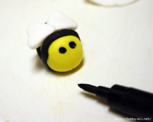 How-to-Make-Fondant-Bee-Cupcake-Toppers-13-e1360438764109 (525x420, 62Kb)