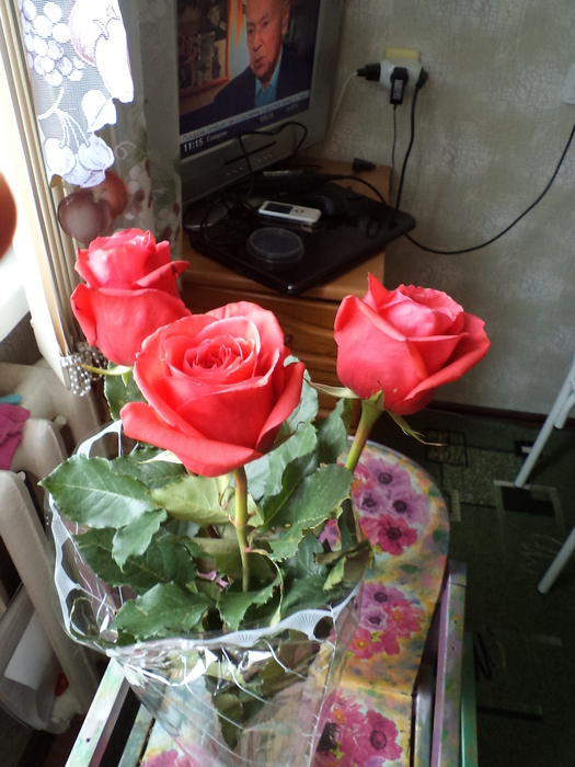 Сегодня мне подарили цветы. Букет дома. Букет от мужа. Букет роз дома. Розы в квартире в вазе.