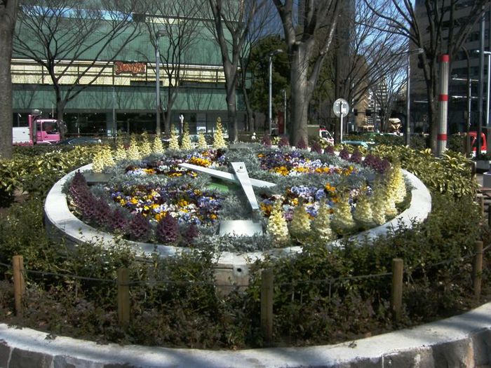 800px-Shinjuku_Central_Park_Flower_clock (700x525, 102Kb)