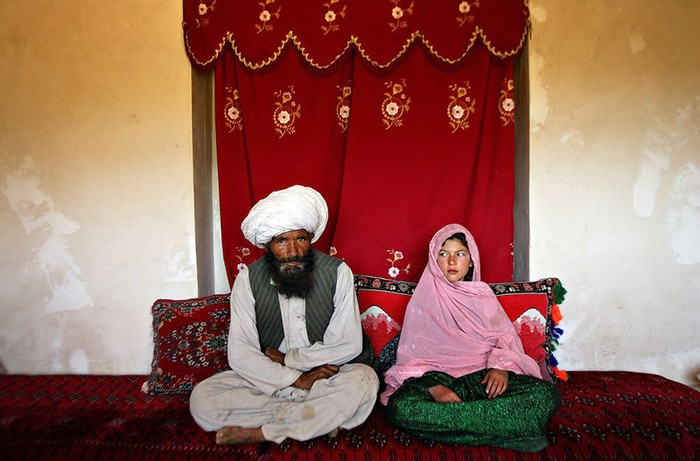 unequal marriage in Asia (700x461, 82Kb)