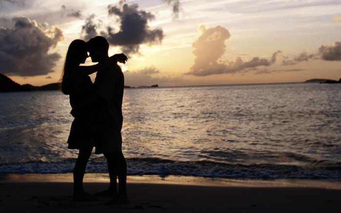 70759253_People_Friends__entertainment__recreation_Couple_at_sunset_013010_ (699x437, 79Kb)