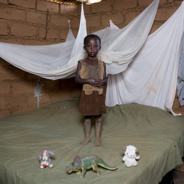 8chiwa-in-malawi-believes-his-dinosaur-will-keep-him-safe-from-kidnappers (590x590, 57Kb)