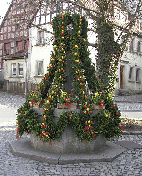 482px-Osterbrunnen_Münchsteinach (482x599, 127Kb)