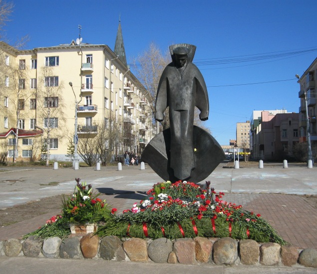 Памятники архангельска. Памятник Соловецким юнгам в Архангельске. Памятник юнгам Северного флота в Архангельске. Соловецкие Юнги памятник Архангельск. Памятник Юнг Архангельск.