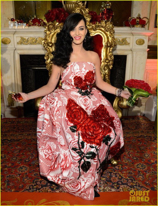 katy-perry-is-the-killer-queen-at-third-fragrance-unveiling-02 (535x700, 155Kb)