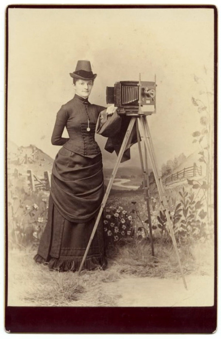 Woman_With_Camera_2720793926_82fa8ccfd3_o-1 (456x700, 81Kb)