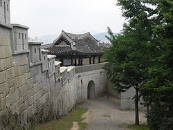 250px-North_Gate_of_the_Dongnae_eupseong_site (250x188, 13Kb)