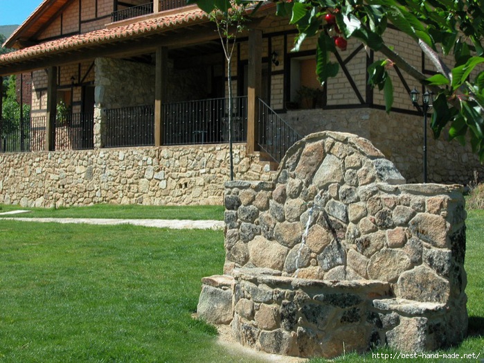 holiday_cottage_las_cabanas_de_la_vera_fountain_garden (700x524, 314Kb)