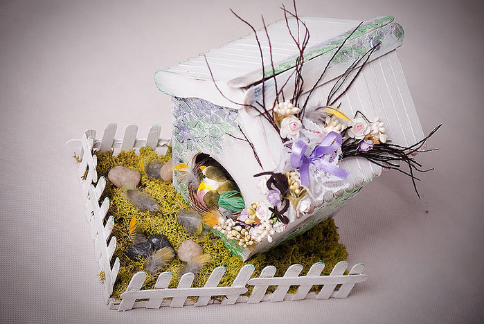 Домик для птички из картона, палочек от мороженого, с мозаикой из яичной скорлупы (32) (700x468, 95Kb)
