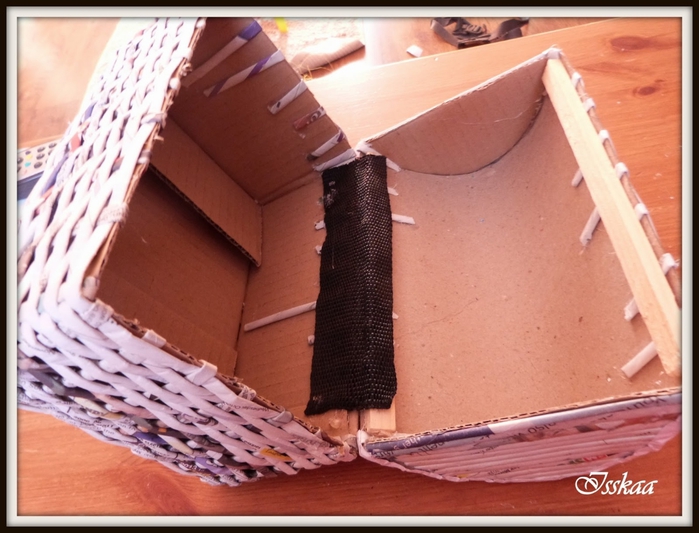 Мастерим очаровательные корзинки из газетных трубочек с помощью картонной коробки