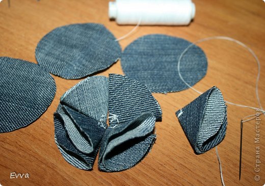 Создаем простой цветок из джинсовой ткани: Мастер-Классы в журнале Ярмарки Мастеров