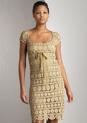 Красивое вязаное платье с косой посередине: мода осени