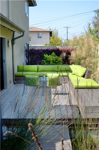 patio-sofa-small-yard-landscaping-network_4263 (331x500, 220Kb)