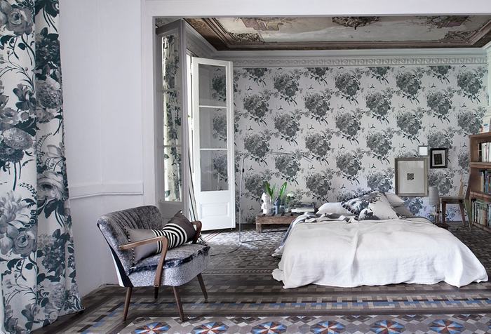 antique-deluxe-bedroom-with-wallpaper-walls (700x476, 283Kb)