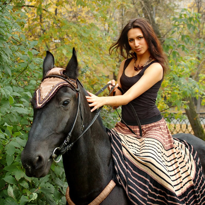Женщина верхом на лошади фото