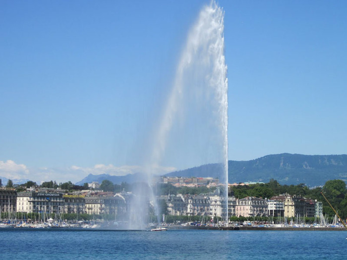 _Jet_deau__-famous_fountain_Jet_deau_lake_Geneva_Switzerland (700x525, 80Kb)
