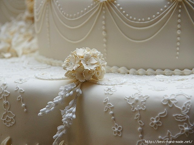 Royal-Wedding-Cake-Decoration-Lavender-and-Apple-Blossom-in-Picture-Gallery-of-Buckingham-Palace-London-England (640x480, 153Kb)