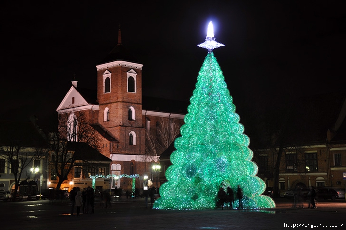 112624-1_largest_christmas_tree_made_of_plastic_bottles_Kaunas (700x465, 209Kb)