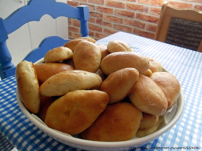 Пирожки дома. Белорусские пирожки. Пирожки с мясом тазике. Пирожки с мясом интересные оформления. Балкарские пирожки с мясом.