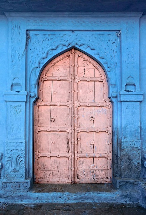 7-Розовая дверь на голубом фоне (476x700, 382Kb)
