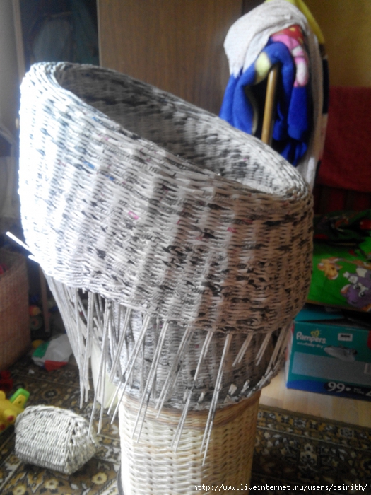 Плетеное кресло из газетных трубочек