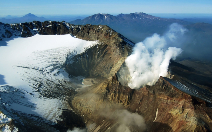 221461_vulkan_-kamchatka_2560x1600_(www.GdeFon.ru) (700x437, 344Kb)