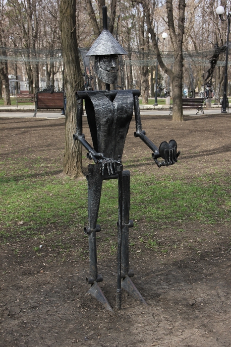 Изображение кованых фигур в парке Симферополя