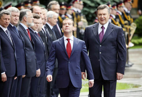 1379754660_Russian_President_Dmitry_Medvedev_Kyiv_May_17_2010_foto_by_Efrem_Lukatsky_3810 (490x334, 65Kb)