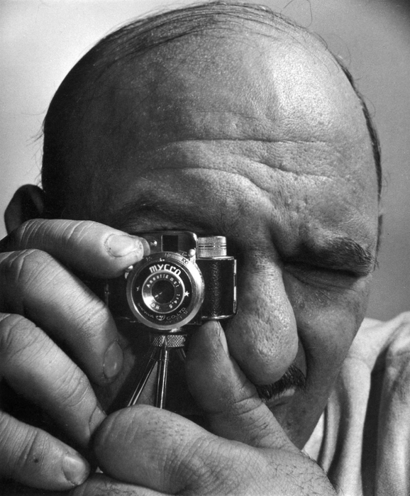 Andreas Feininger Man looking through micro camera. May, 1949 (578x700, 249Kb)
