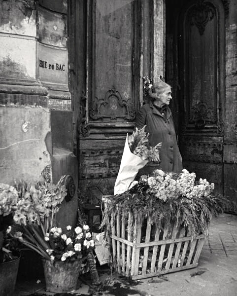 Woman selling Flowers Paris by Gjon Mil (481x600, 176Kb)