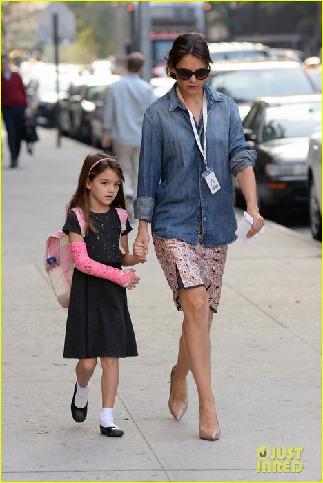 katie-holmes-takes-friday-morning-stroll-with-suri-01 (468x700, 79Kb)