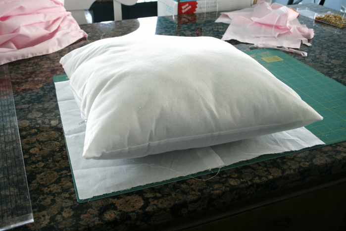 87553811_Nightstand_redo_pillows_and_Aubs_room_072 (699x466, 222Kb)