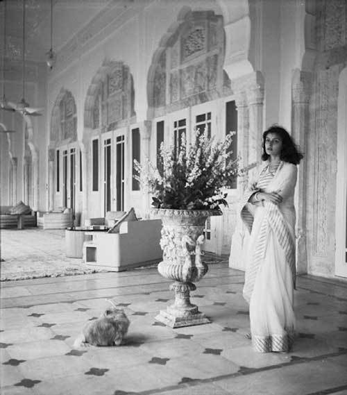 Gayatri Devi en su palacio en 1940 (500x569, 110Kb)