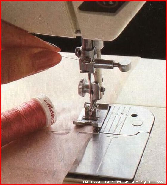 Путается нитка челноке. Процесс шитья на швейной машинке. Способы шитья на швейной машинке. Пошаговое шить на машинке. Первый урок шитья на машинке.