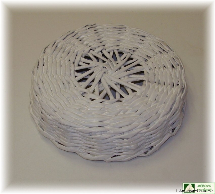 Плетение из газет. Интересный вариант плетния для панно или крышки корзинки (44) (700x631, 235Kb)