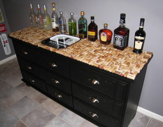wine-cork-projects-wine-cork-dresser-top-from-decorating-obsessed (550x428, 153Kb)