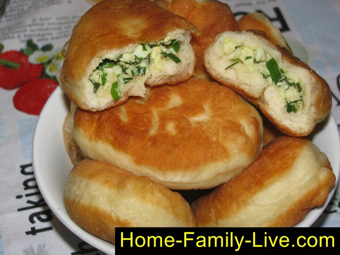 Пирожки с луком и яйцом жареные. Пирожки с луком и яйцом вкусное тесто. Жареные пирожки с яйцом и зеленым луком. Вкусное тесто для пирожков с луком и яйцами. Тесто для пирожков с луком.