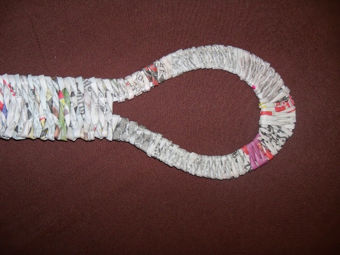 Плетение из газет. Декоративная ложка с подсолнухом в технике канзаши (28) (700x525, 284Kb)