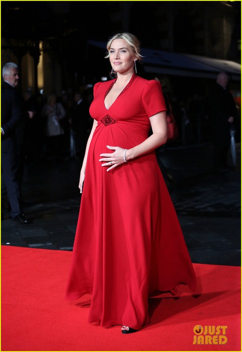 kate-winslet-cradles-large-baby-bump-at-labor-day-premiere-01 (481x700, 53Kb)
