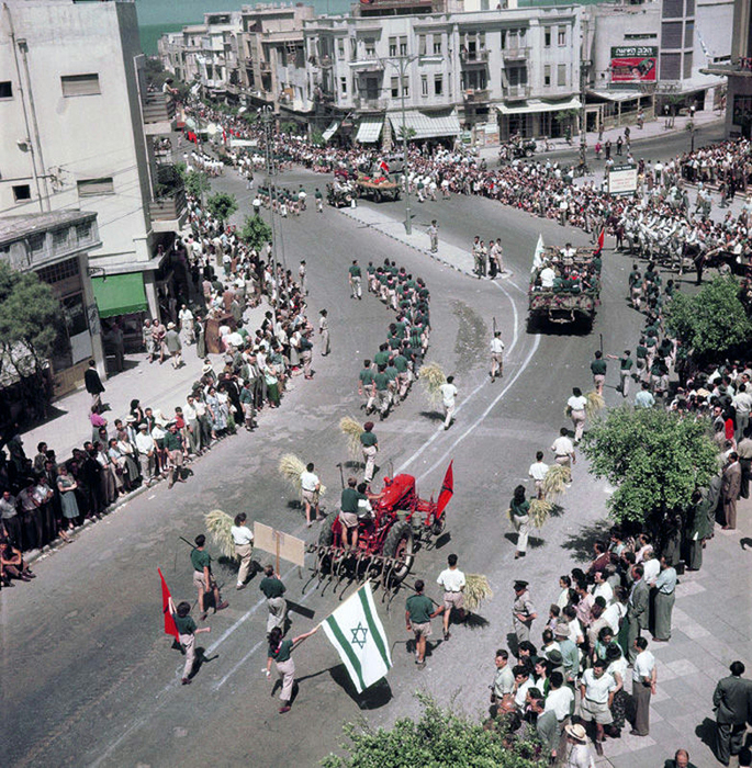 8 Парад по случаю Дня независимости в Тель-Авиве, 1952 г., фотограф Chim (685x700, 673Kb)